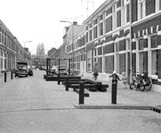 855595 Gezicht in de Lombokstraat te Utrecht, met een nieuwe plantenbak, een constructie met bielzen en een ...